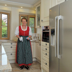 Seniorin aus Süddeutschland beim Putzen ihrer Küche