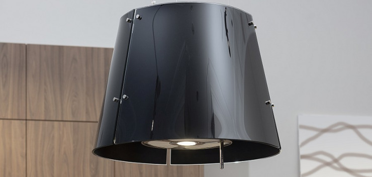 Schwarze Design-Deckenhaube in einer Häcker-Küche
