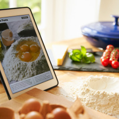 Tablet PC mit Rezept auf der Küchenarbeitsplatte beim Backen