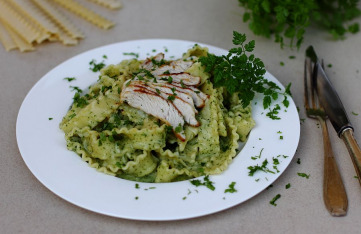 Mairübchen-Pasta mit Kerbelsauce und Putenstreifen