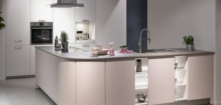 Schüller gerundete L-Theke in Alt-Rosa mit Schiebetüren