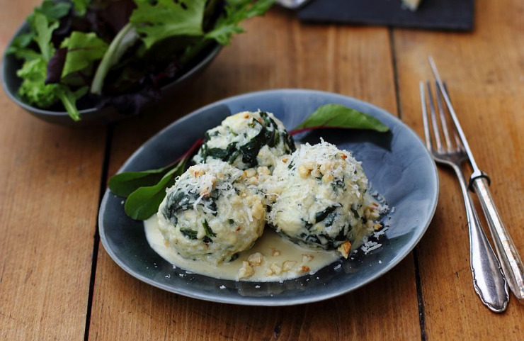 Spinatknödel mit Parmesansauce und Blattsalat