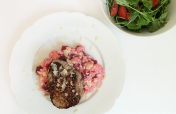 Rote-Bete-Risotto mit Rindersteaks und Ruccola-Tomatensalat