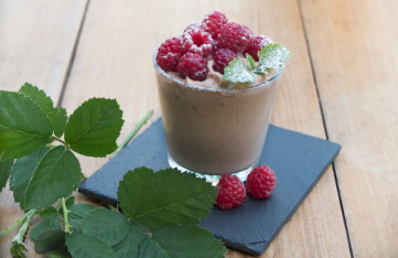 Schokoladen-Mousse im Glas mit Himbeeren