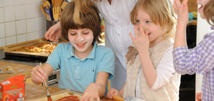 Kinder backen Pizza