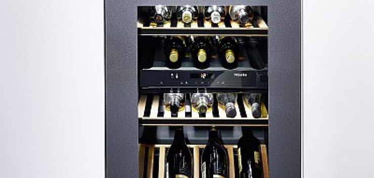 Einbau-Weinkühlschrank von Miele für 17 Flaschen in einer Küche von Nobilia