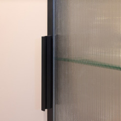 Riffelglastür in Ballerinaküche im Detail