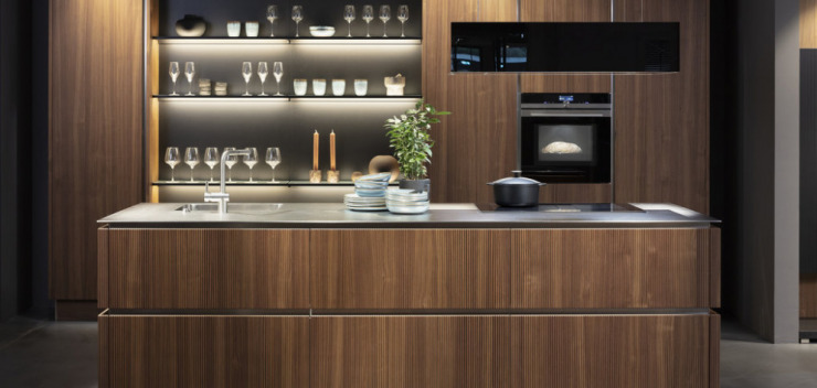 Küche im Mid Century Stil gerillte Front Echtholz-furniert in Nussbaum und Eiche mit Edelstahl-Arbeitsplatte HÄCKER