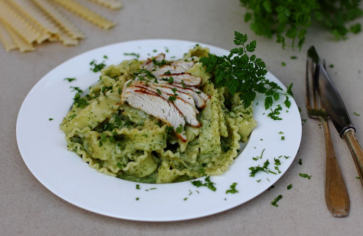 Mairübchen-Pasta mit Kerbelsauce und Putenstreifen