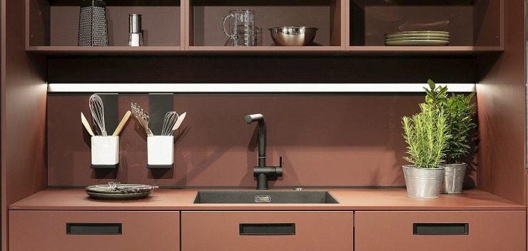 Kompakte Küchenzeile next125 Designlinie von Schüller in Mattlack Indischrot