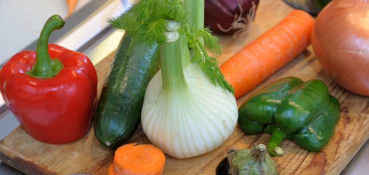Rohes Gemüse - Paprika, Gurke, Fenchel, Karotte, Aubergine - auf einem Holz-Schneidebrett