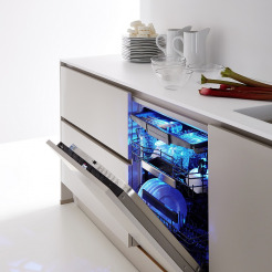 Siemens Geschirrspüler geöffnet mit blaut erleuchtetem Innenraum in weißer Nobilia Küche