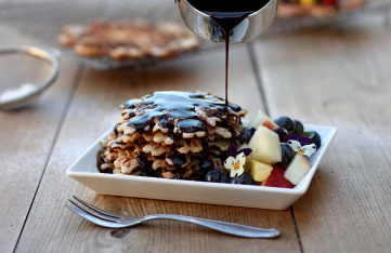 Rezeptfoto Dinkelwaffeln mit Obstwürfeln und Schokosoße