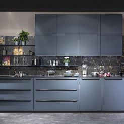 Fjordblaue Nobilia-Küche oben grifflose Hängeschränke unten Schränke mit schwarzen Metall Griffleisten Küchenkompass