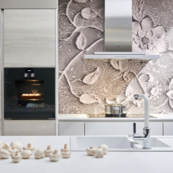 Blumen-Ornament-Tapete als Nischenrückwand in Nobilia-Küche mit Küchenfronten in Greige