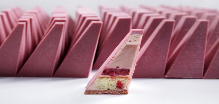 Von Dinara Kasko gestalteter und gebackener Kuchen zur Präsentation der neuen Ruby Schokolade in Shanghai
