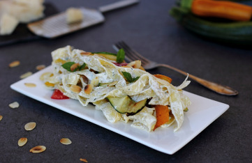 Pappardelle mit Zucchinistreifen und Minz-Ricotta