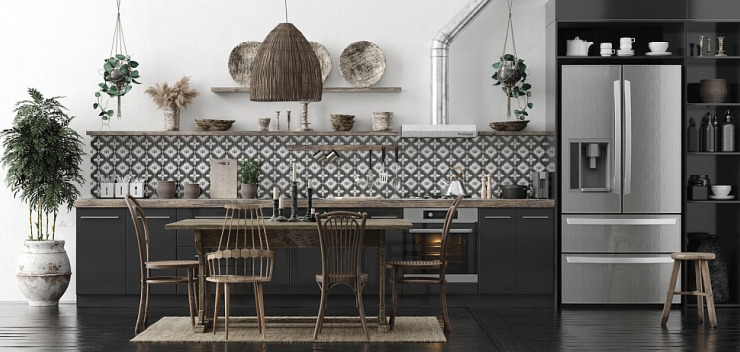 Kücheneinrichtung im Boho-Style mit verschiedenen Stühlen und Möbeln und großen Pflanzen und marokkanischen Fliesen