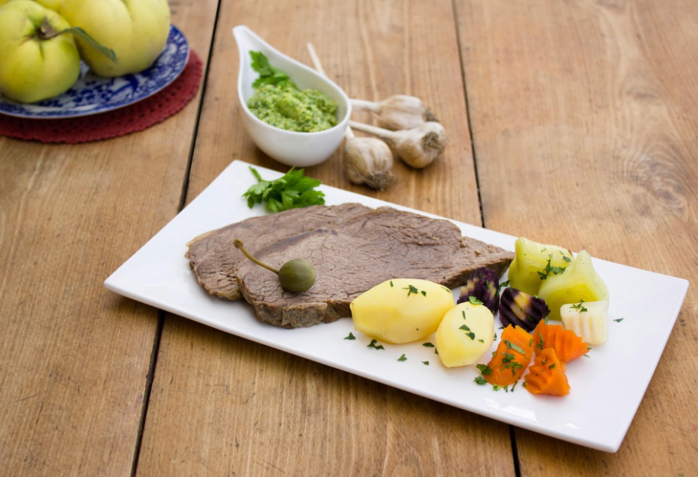 Geschmorter Wiener Tafelspitz mit Salsa Verde an Bouillon-Gemüse und ...