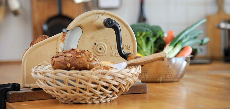 mechanische Brotschneidemaschine mit Handkurbel