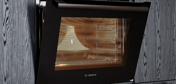 Ergonomisch eingebauter Backofen von Bosch in schwarzer Nobilia-Küche