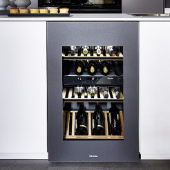 Einbau-Weinkühlschrank von Miele für 17 Flaschen in einer Küche von Nobilia