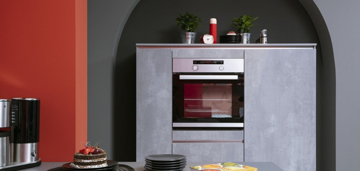 Küchen-Geräte Highboard in einer Nische mit gebogener Decke
