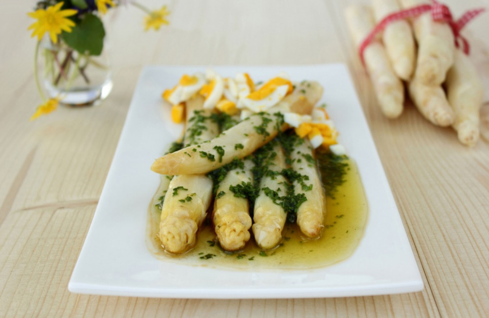 Sautierte Spargelstangen in leichter Schnittlauch-Vinaigrette mit ...