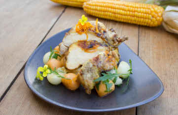 Knuspriges Maispoulardenbrüstchen mit Orangen-Mandel-Füllung und Wilder-Rucola-Melonen-Salat