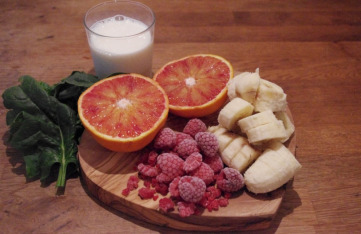 Rezeptbild Smoothie Zutaten Pampelmuse Himbeeren Bananen frische Minze