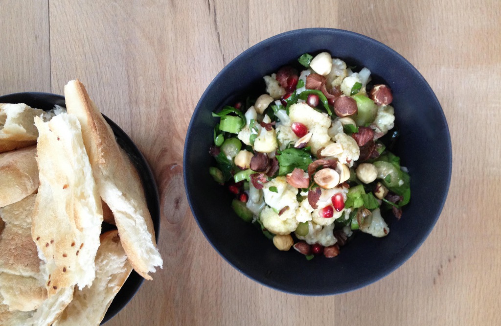 Nachgekocht: Salat von geröstetem Blumenkohl mit Haselnüssen