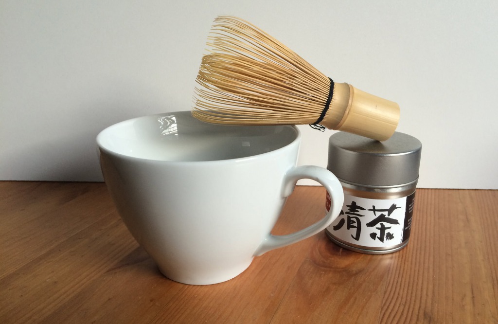 Tasse mit Chaisen (Bambusbesen) und einer Dose Matchs