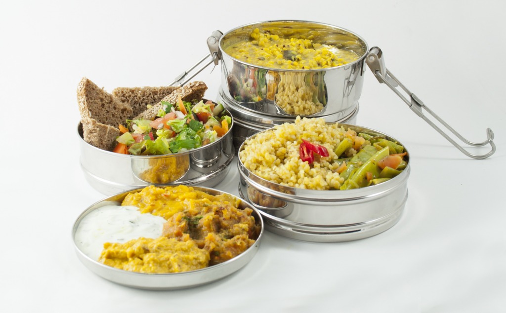 Berliner Tiffin Box – eine stapelbare Lunchbox aus Edelstahl, in der vier Bestandteile einer Mahlzeit getrennt transportiert werden können