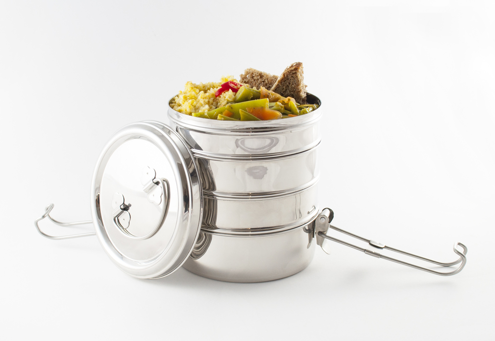 Berliner Tiffin Box – eine stapelbare Lunchbox aus Edelstahl, in der vier Bestandteile einer Mahlzeit getrennt transportiert werden können