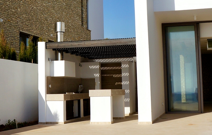 Neu gebaute Outdoor-Küche direkt neben dem Wohnhaus
