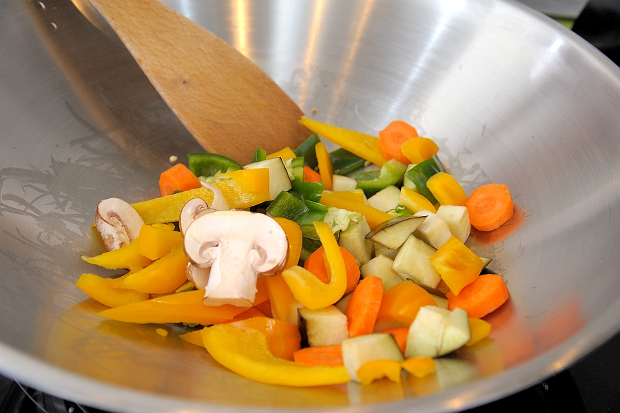 Gemüse-Wok-Pfanne in der Zubereitung