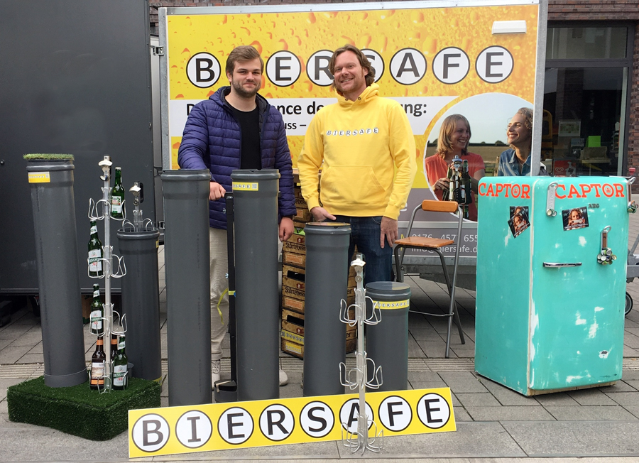BIERSAFE Erfinder Jens Meyer (rechts im gelben Sweatshirt) mit Mitarbeiter auf dem Bierfest in Dortmund am Dortmunder U