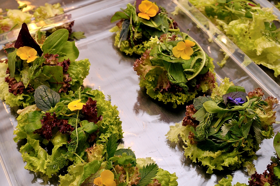 Auf einem silbernen Tablett angerichtete Salat-Bouquets