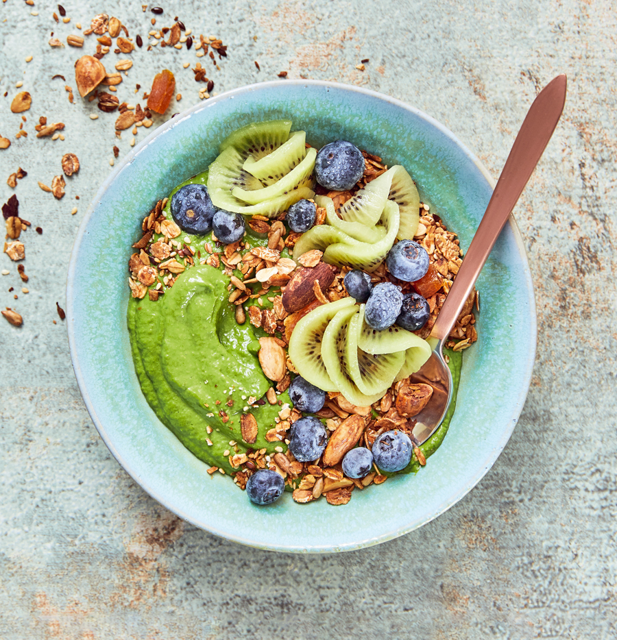 Green-Goddess-Smoothie-Bowl nach einem Rezept von Tanja Dusy im Kochbuch Buddha-Bowls, erschienen im EMF-Verlag. Foto: Nadja Buchczik, Foodstyling: Anton Enns