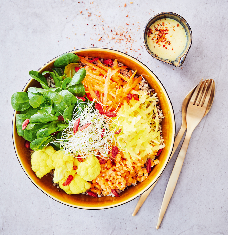 Healthy-Gold-Bowl – Rezept von Tanja Dusy im Kochbuch Buddha Bowls, erschienen im EMF-Verlag. Foto: Nadja Buchczik, Foodstyling: Anton Enns