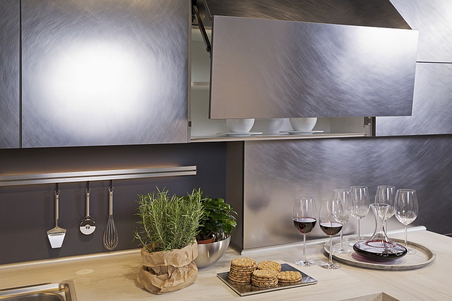 Nobilias neue Lacklaminat-Front Inox als Nachbildung gebürsteten Stahls