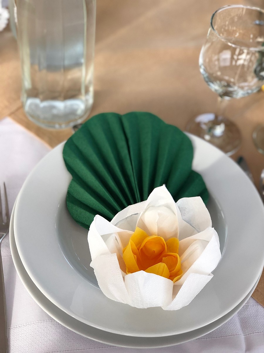 zu einer Seerose gefaltete Serviette