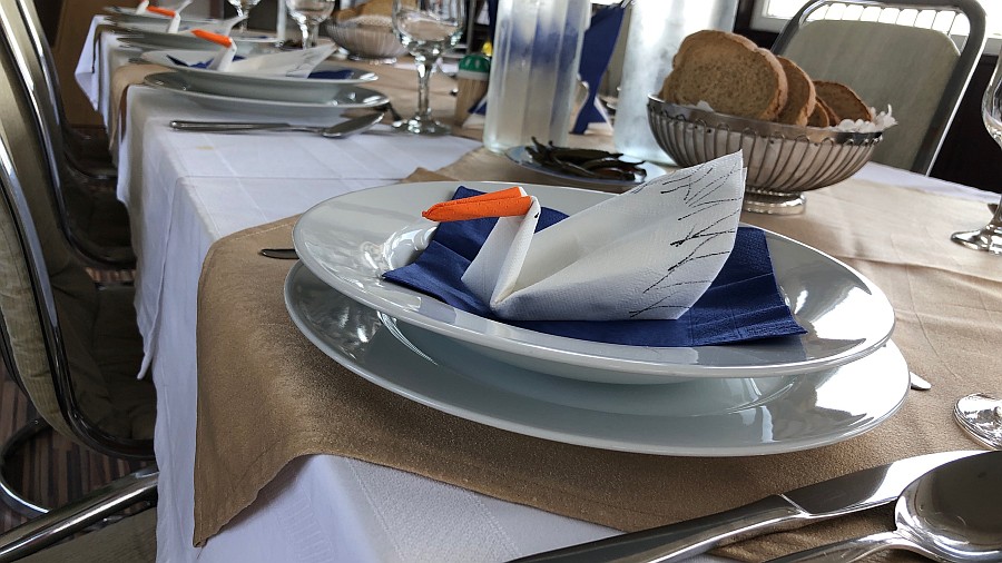 Serviette zum Pelikan gefaltet