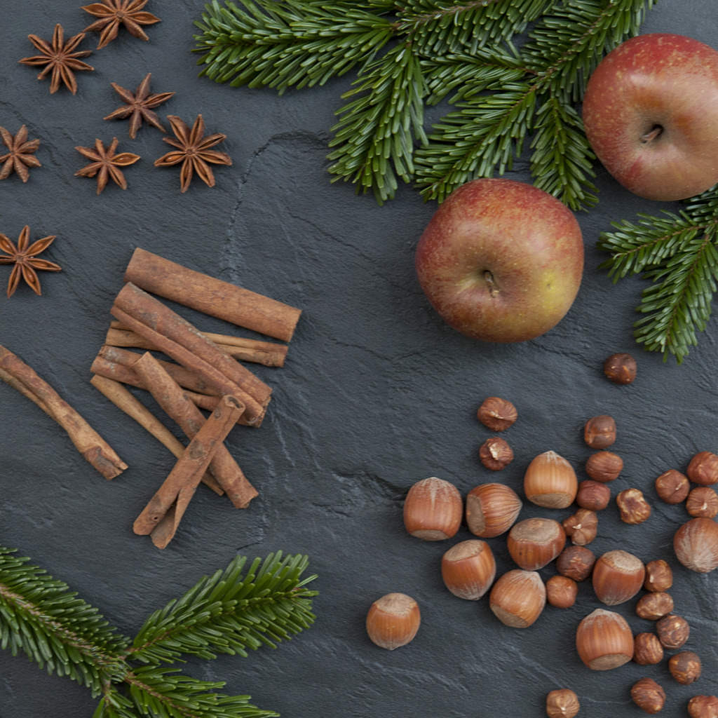 Weihnachtsgewürze und Tannennadeln
