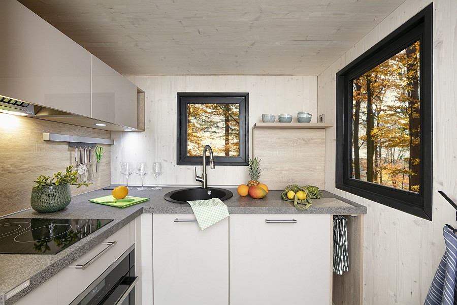 Nobilia Küche im Tiny House mit hochglänzenden Oberschränken und mattfarbenen Unterschränken - beides im selben Cremenweiss