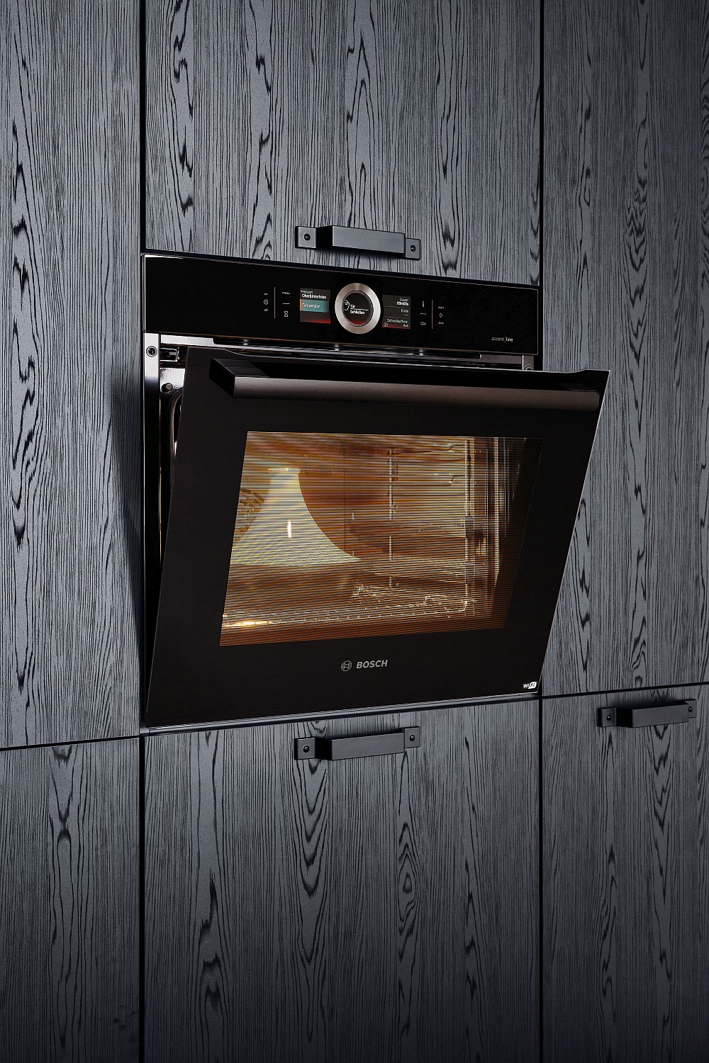 Ergonomisch eingebauter Backofen von Bosch in schwarzer Nobilia-Küche