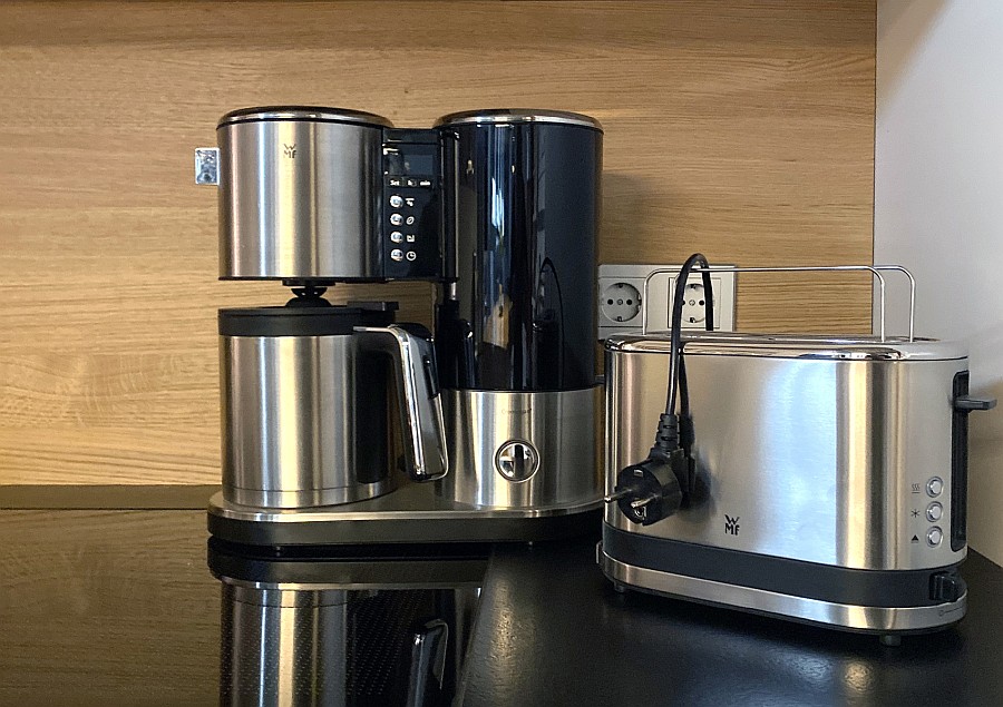 Nicht an die Steckdose angeschlossene Kaffeemaschine und Toaster von WMF