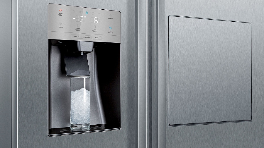 Detailansicht der Siemens iQ500 Side-by-Side Kühl-Gefrierkombination KA93GAIEP in Edelstahl