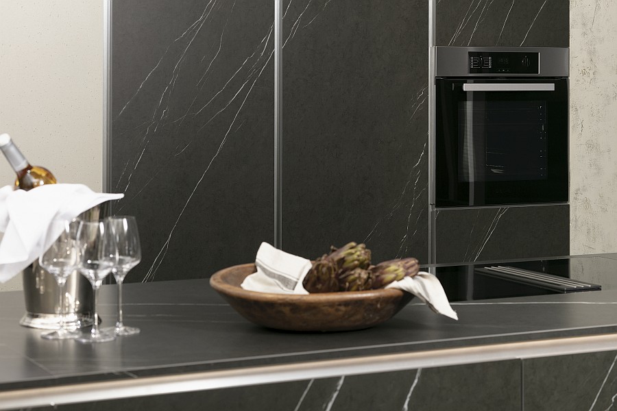 Keramikplatten im Dekor Graphite Stone in einer Küche von Häcker
