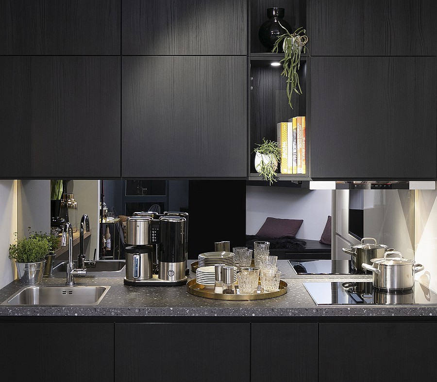 Schwarze Tiny Kitchen von Häcker mit Spiegel-Nischenrückwand